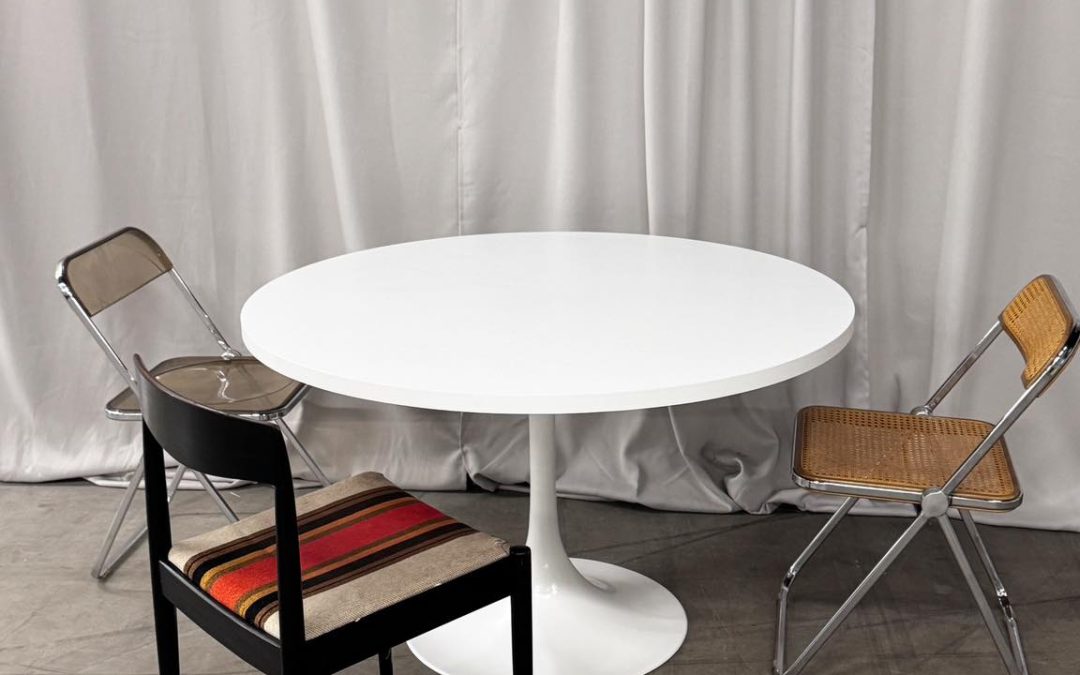 Stół na nodze tulip