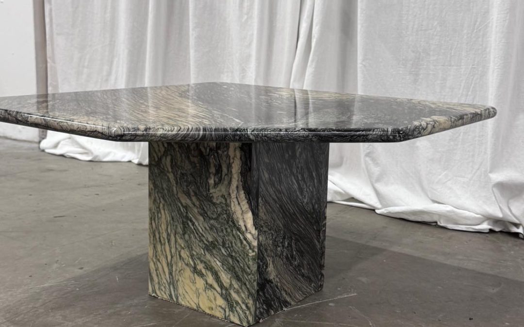 Włoski stolik marmurowy