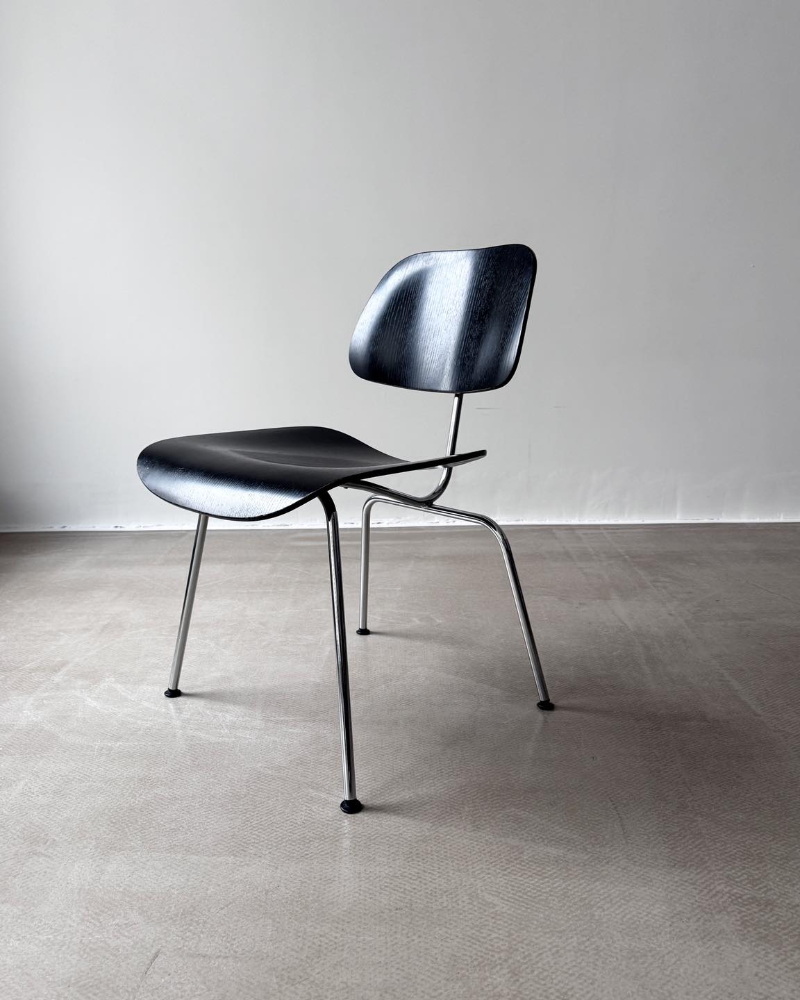 Krzesło DCM, proj. Charlesa i Ray Eames