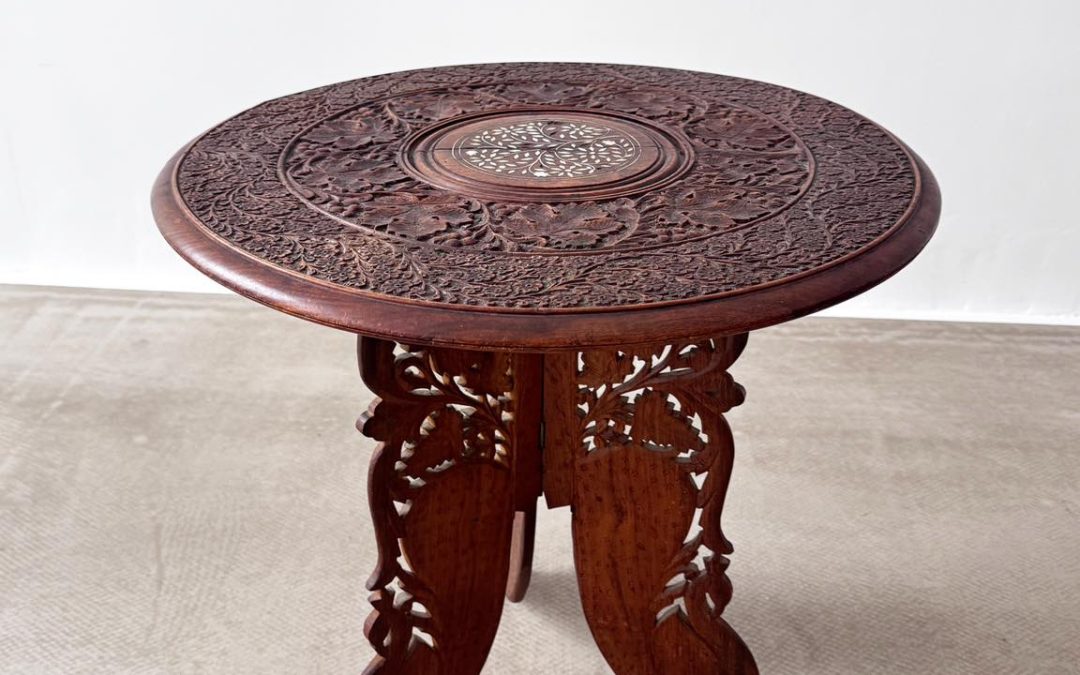 Stolik rzeżbiony