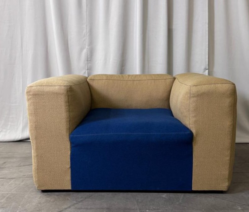 Współczesny fotel duńskiej marki HAY