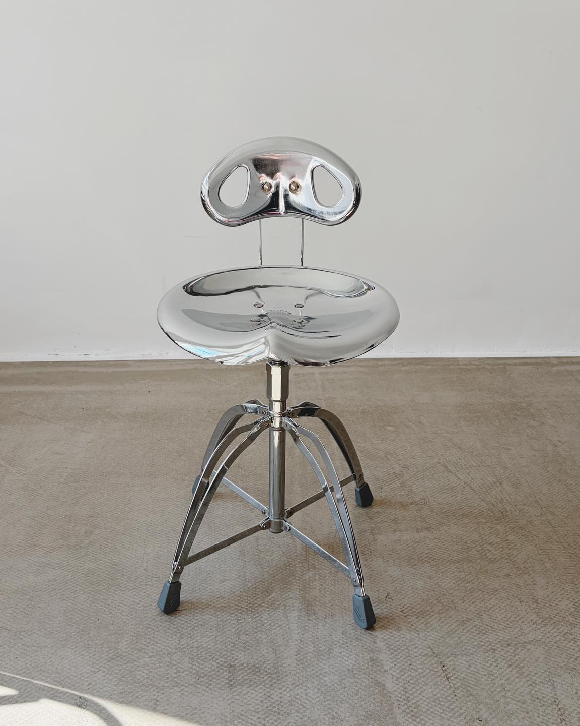 Stołek proj. Yasuaki Sasamoto